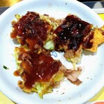 Okonomiyaki Teppanyaki Kinta - 右(辛口)、左(中辛)、下(甘口)若干色が違います。