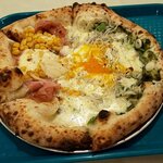 真鶴ピザ食堂 KENNY - ハーフ＆ハーフ・ハムコーン＆しらすと卵と青海苔（2020.10）