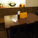 日本橋 まる榮 - 店内（4人掛けテーブル席）