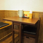 日本橋 まる榮 - 店内（2人掛けテーブル席）