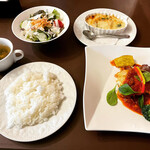 グールマンド - 日替わりランチ(若鶏のチーズ入り卵包み焼きと魚のグラタン)   ¥990-
