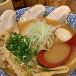 麺道 万里一喰 - チャーシュー、煮卵、長〜いメンマ