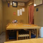 やぶ善 - テーブルはひとつおきに案内されます。