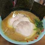 家系ラーメン 近藤家 - 海苔を立てた