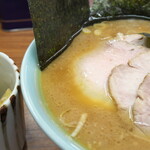 家系ラーメン 近藤家 - スープはこんな感じ