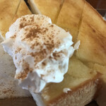 COFFEE STORY - トーストに添えてあるホイップクリームに　シナモンパウダーを振りかけます♪♪