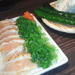 宮崎県日向市 塚田農場 天満店 - むねにくのネギまみれと　お通しの新鮮お野菜