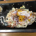 本多 - 横で玉子を焼いて、乗せて、またひっくり返して。