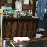 本多 - カウンター、こちらでおばちゃんが焼いていました。