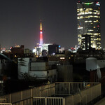 ニド・カフェ - 窓の向こうに夜の東京タワーと六本木ヒルズ