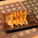 餃子居酒屋 紫おん - 一口サイズの焼き餃子
