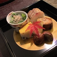 花山椒 - 八寸：季節感のある食材を取り入れていて楽しめる