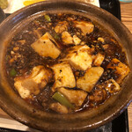 焼鳥のえーす - グツグツ煮えたぎる鉄鍋の麻婆豆腐