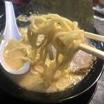 横浜家系ラーメン 善喜家 - 麺リフト\(//∇//)\