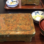 信川円 - うな重 (ろ) 一串。この重箱は合成樹脂 (他は木地に漆塗り) 一番注文が多いからかなぁ。