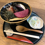 そば切り　高陣 - 【2020年09月】揚げナスカレーそば＠1,480円、提供時。雰囲気の良い提供です。