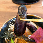 そば切り　高陣 - 【2020年09月】揚げナスカレーそば＠1,480円、揚げナスのアップ。