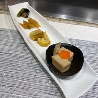 ステーキ鉄板焼 しゅうえ - 茄子の煮物、こうや豆腐、セロリのきんぴら、黒トリュフ入りだし巻き玉子の前菜
