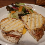 セントラル パーク カフェ - チースとハムのホットサンド