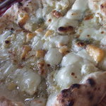 山岡ピザ - 7種チーズのピザ