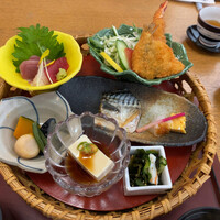 季節の魚と釜飯 魚信 - 品数多いです。