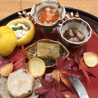日本料理 太月 - フルコース１６５００円。新物いくら、赤ナマコ、しめ鯖、クワイチップス、海老芋唐揚げ、雲子柚子皮蒸し、河豚煮こごり。それぞれのお料理、全体のバランスともに大満足です（╹◡╹）（╹◡╹）