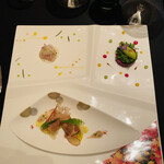 ガストロノミー ジョエル・ロブション - オマール海老 甘酸っぱい蕪のマリネ、ローズマリーの香り、白トリュフ マリネしたポテトのカルパッチョ仕立てとフォアグラのコポーに削りかけて、ビーツ リンゴと合わせ、苦味のあるサラダとグリーンマスタードのソルベと共に