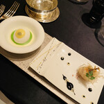 ガストロノミー ジョエル・ロブション - 卵 半熟に加熱し、ホウレン草と12ヶ月熟成のコンテチーズのムースリーヌにのせて、グルヌイユ 股肉をカダイフ揚げにし、黒にんにくと卵黄のソースと共に エスペレット唐辛子のアクセント