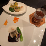 ガストロノミー ジョエル・ロブション - ポトフ クリアなコンソメと茸のラヴィオリ、スパイスを香らせて、スズキ 香ばしくローストし、チンゲン菜とオリエンタル・シヴェソース、ホタテ貝 シンプルにポアレ、生姜の効いたブロッコリーのクーリ