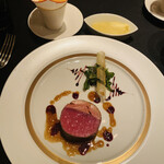 ガストロノミー ジョエル・ロブション - 牛フィレ肉 フォアグラと抱き合わせローストにし“ロッシーニ”風に仕上げて