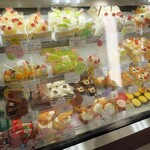 不二家 西台店 - ショーケースの様子。