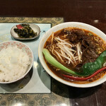 台湾飯店 - 牛肉麺(ニューローメン)840円