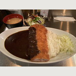 レッドロック - 2020年11月。カツカレー＋サラダ味噌汁セットで800円。