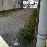 甘党 志ん朝 - 砂利道入って左に曲がって進むと店舗裏の駐車場らしい