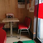 大吉 - 店内はカウンター席とテーブル席があります