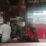 大吉 - カウンター前から見える厨房