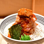 日本橋海鮮丼 つじ半 - ぜいたく丼 松@2,000円：黄身醤油を頂から注いでみました。