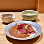 日本橋海鮮丼 つじ半 - 【ぜいたく丼 松@2,000円】ぶり刺身、黄身醤油、ガリ