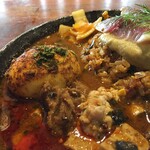 あきらカレー - 炙り〆さばと焼き茄子のペーストのスパイス炒飯と合い鴨と鱈白子の麻婆カレー大盛りスパイス卵トッピング