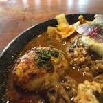 あきらカレー - 炙り〆さばと焼き茄子のペーストのスパイス炒飯と合い鴨と鱈白子の麻婆カレー大盛りスパイス卵トッピング