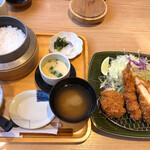 Tonkatsu Wakou Hachiouji Horinouchi Ten - ぼたん定食。全蓋オープン。どの定食も炊きたての炊飯釜で提供される。