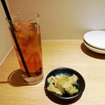 Sampachishourompou - 烏龍茶300円外税ｗ　お通し280円外税ｗ