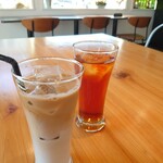 ブーランジェリー エヴァン カゼ - ランチセットのドリンク。アイスカフェラテとアイスティー