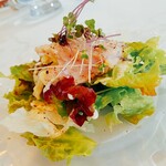 ハブ ア グット スライス - もりもりサラダ～♪チキンがのってて、チーズソースかかってます。