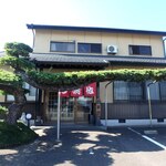 かつ満佐 - 店頭の松の木