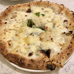 ピッツァリア ブエノス - クワトロフォルマッジ(Sサイズ)蜂蜜付1400円税込（クリームソース、ゴルゴンゾーラ、モッツァレラチーズ、エダムチーズ、グラナチーズ）