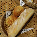 Cafe 手の花 - 買い求めた三種のパン