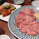 朝鮮飯店 - 料理写真:上タン塩と キムチ盛り合わせ