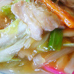 華苑 - この餡の下に豚肉がゴロゴロ隠れてる