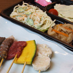 串かつ 吉国 - お昼にはリーズナブルなお弁当もございます　串5品【お肉・かにシューマイ・なんきん・こんにゃく・海老】　サラダにお漬物・炊き合わせとご飯とボリュームたっぷり！